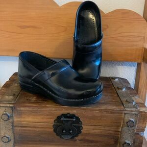 Preloved Dansko Black Clogs Size 38 (US size 7)all leather. Great Condition!